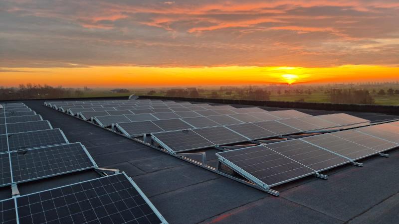 Zonnepanelen sporthal Oostduinkerke